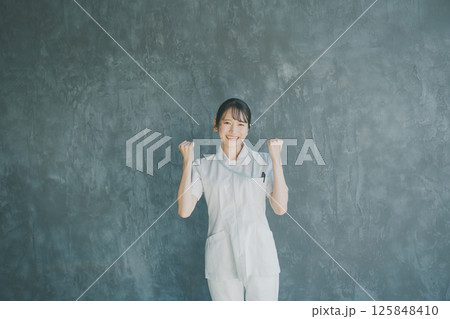 若手看護師のガッツポーズ 若手看護師のガッツポーズ 125848410