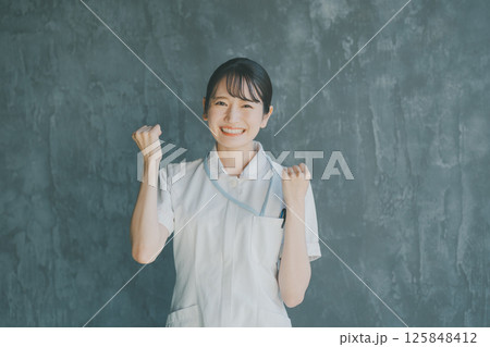 励ます若手看護師 励ます若手看護師 125848412