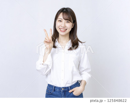 ピースサインの若い日本人女性　AI生成画像 125848622