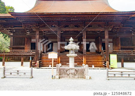 滋賀県大津市にある三井寺の金堂 125848672