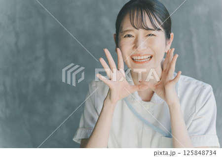 叫ぶ看護師 125848734