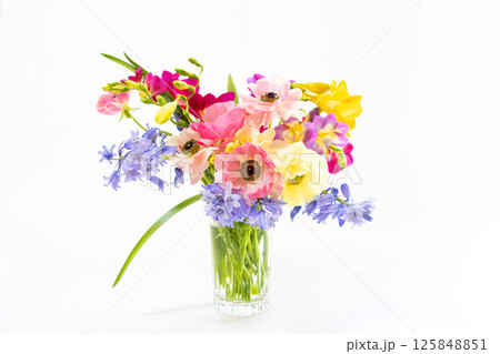 ガラスの花瓶に入れたカラフルな花のブーケ 125848851