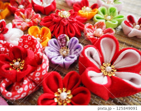 ハンドメイドのつまみ細工 125849091