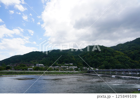 桂川の下流から嵐山と渡月橋を望む 桂川の下流から嵐山と渡月橋を望む 125849109