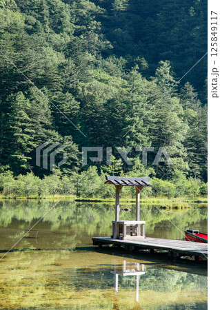 ＜長野＞上高地の絶景　明神池と明神岳 125849117