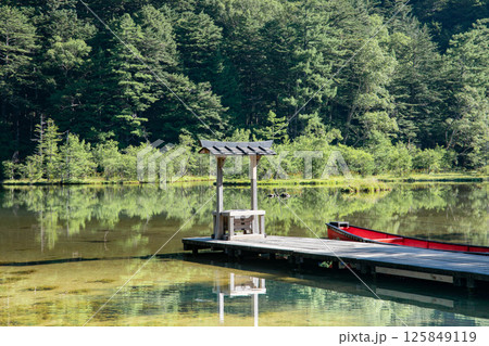 ＜長野＞上高地の絶景　明神池と明神岳 125849119