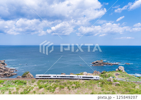 「青森県」種差海岸を走る東北エモーション・八戸市 「青森県」種差海岸を走る東北エモーション・八戸市 125849207