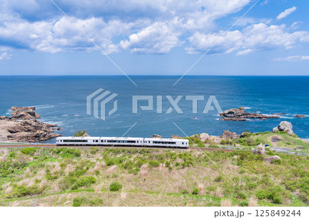 「青森県」種差海岸を走る東北エモーション・八戸市 「青森県」種差海岸を走る東北エモーション・八戸市 125849244