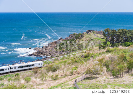 「青森県」種差海岸を走る東北エモーション・八戸市 「青森県」種差海岸を走る東北エモーション・八戸市 125849298