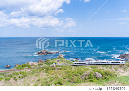 「青森県」種差海岸を走る東北エモーション・八戸市 「青森県」種差海岸を走る東北エモーション・八戸市 125849301