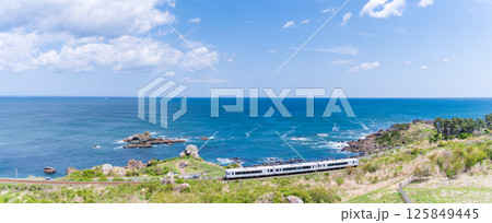 「青森県」種差海岸を走る東北エモーション・八戸市 「青森県」種差海岸を走る東北エモーション・八戸市 125849445