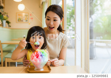 かき氷を食べる女の子 125849981