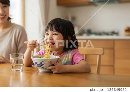 ラーメンを食べる女の子 125849982