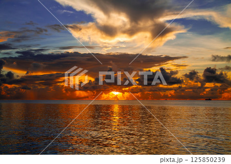 オセアニア・ポリネシアの島国ツバル　首都のフナフティ環礁フォンガファレ島のラグーンに沈む夕陽と夕焼け 125850239