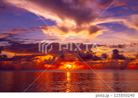 オセアニア・ポリネシアの島国ツバル　首都のフナフティ環礁フォンガファレ島のラグーンに沈む夕陽と夕焼け 125850240