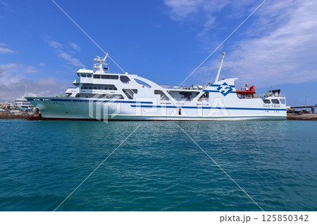 石垣港 都野城地区 八島ふ頭に停泊中のフェリーよなくに 石垣港 都野城地区 八島ふ頭に停泊中のフェリーよなくに 125850342