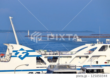 石垣港を出港する船舶と停泊中のフェリーよなくに（奥に竹富島） 125850344