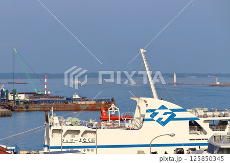 石垣港を出港する船舶と停泊中のフェリーよなくに(奥に竹富島) 石垣港を出港する船舶と停泊中のフェリーよなくに(奥に竹富島) 125850345