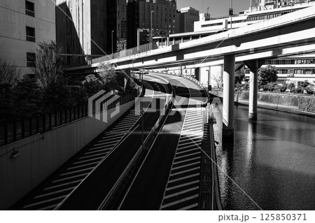 東京 首都高速 神田橋ジャンクション 2025.04　e-5 モノクロ 125850371