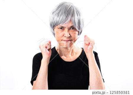 両手のこぶしを握りファイティングポーズの白髪のシニア女性 125850381