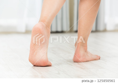 素足で歩く若い女性. 125850561