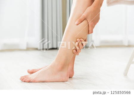 脚をマッサージする女性. 脚をマッサージする女性. 125850566