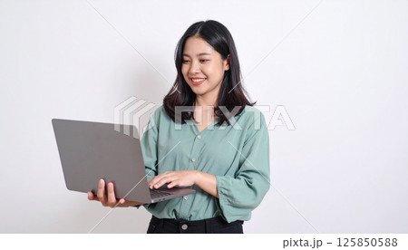 白背景で笑顔のPC作業シーン 白背景で笑顔のPC作業シーン 125850588