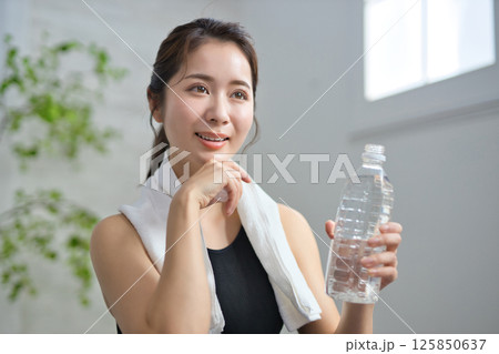 ヨガウェアで水を飲む20代の女性 ヨガウェアで水を飲む20代の女性 125850637