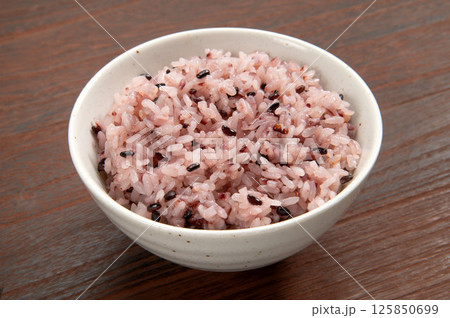 雑穀米の炊き立て赤米ご飯 雑穀米の炊き立て赤米ご飯 125850699