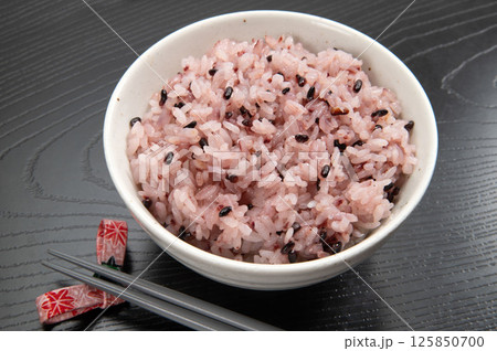 雑穀米の炊き立て赤米ご飯 雑穀米の炊き立て赤米ご飯 125850700