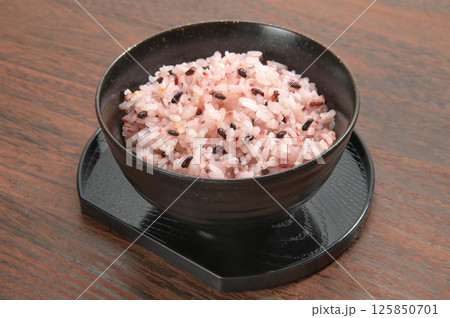 雑穀米の炊き立て赤米ご飯 125850701