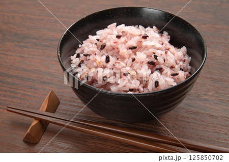 雑穀米の炊き立て赤米ご飯 雑穀米の炊き立て赤米ご飯 125850702