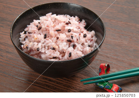 雑穀米の炊き立て赤米ご飯 雑穀米の炊き立て赤米ご飯 125850703