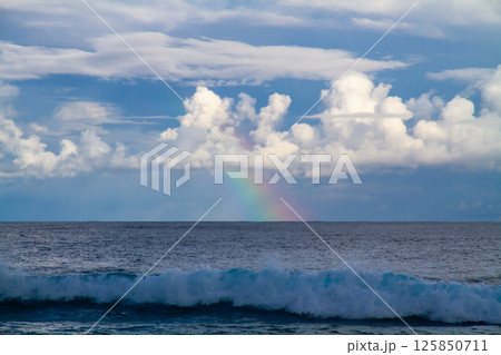 オセアニア・ポリネシアの島国ツバル　首都のフナフティ環礁フォンガファレ島の海にかかる虹 125850711