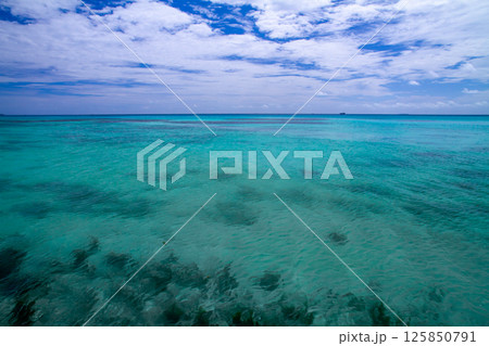 オセアニア・ポリネシアの島国ツバル　首都のフナフティ環礁フォンガファレ島の青が鮮やかなラグーン 125850791