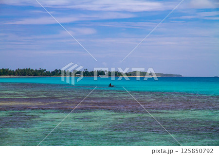 オセアニア・ポリネシアの島国ツバル 首都のフナフティ環礁フォンガファレ島の青が鮮やかなラグーン オセアニア・ポリネシアの島国ツバル 首都のフナフティ環礁フォンガファレ島の青が鮮やかなラグーン 125850792