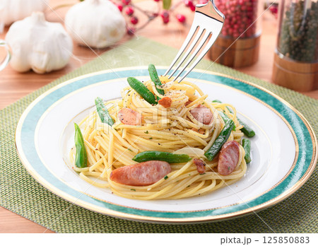 いんげんとウインナーのペペロンチーノパスタ いんげんとウインナーのペペロンチーノパスタ 125850883