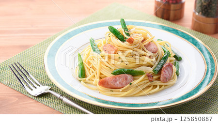 いんげんとウインナーのペペロンチーノパスタ いんげんとウインナーのペペロンチーノパスタ 125850887