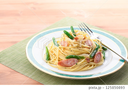 いんげんとウインナーのペペロンチーノパスタ いんげんとウインナーのペペロンチーノパスタ 125850893