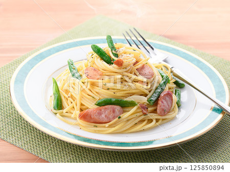 いんげんとウインナーのペペロンチーノパスタ いんげんとウインナーのペペロンチーノパスタ 125850894