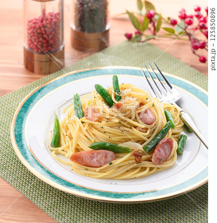 いんげんとウインナーのペペロンチーノパスタ いんげんとウインナーのペペロンチーノパスタ 125850896