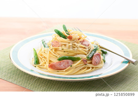 いんげんとウインナーのペペロンチーノパスタ 125850899