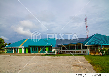 オセアニア・ポリネシアの島国ツバル　首都のフナフティ環礁フォンガファレ島のフナフティ国際空港 125850957