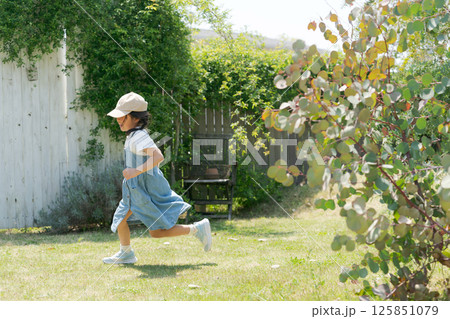 自然の中で遊ぶ女の子 自然の中で遊ぶ女の子 125851079