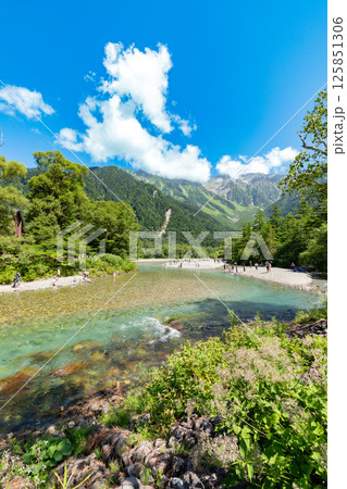 <長野県>上高地の絶景 河童橋から見る穂高連峰と梓川 <長野県>上高地の絶景 河童橋から見る穂高連峰と梓川 125851306