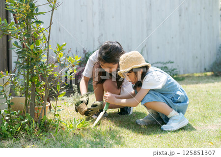 ガーデニングをする女の子たち 125851307