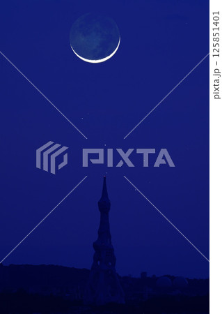 夜空に浮かぶ細い月と昴PL大平和塔のコラボ 125851401