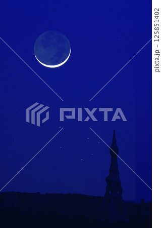 夜空に浮かぶ細い月と昴PL大平和塔のコラボ 125851402