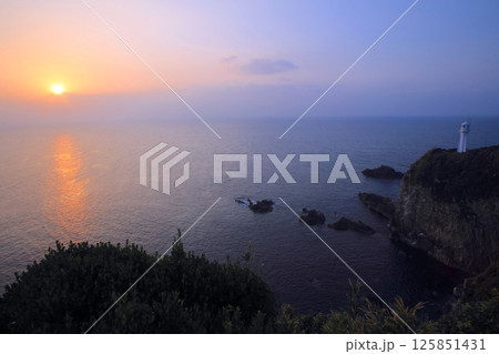 足摺岬灯台と初日の出/日本の灯台50選/足摺宇和国立公園 125851431
