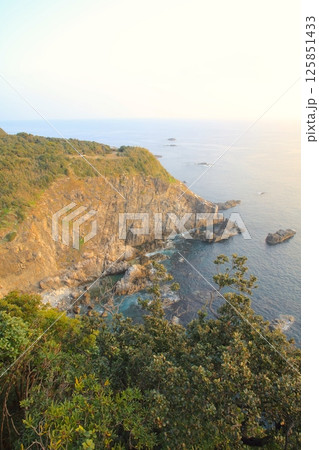 足摺岬灯台より望む断崖絶壁の天狗の鼻/日本の灯台50選/足摺宇和国立公園 足摺岬灯台より望む断崖絶壁の天狗の鼻/日本の灯台50選/足摺宇和国立公園 125851433